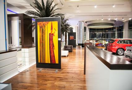 صالة عرض أبوظبي موتورز تتحوّل إلى معرض فنّي 